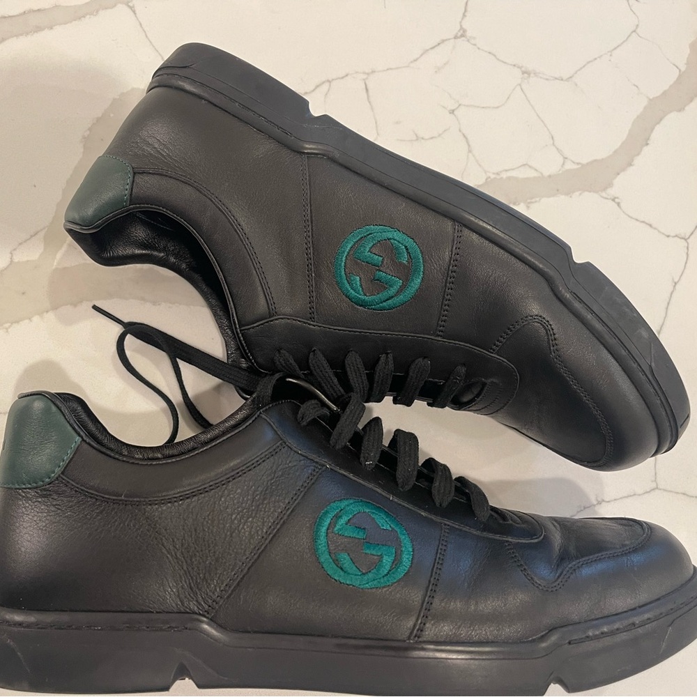 Gucci Sneakers with GG green logo by the side.